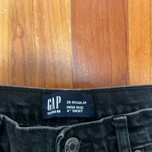 Black GAP Button-up Denim Shorts 4" - Picture 3 of 3